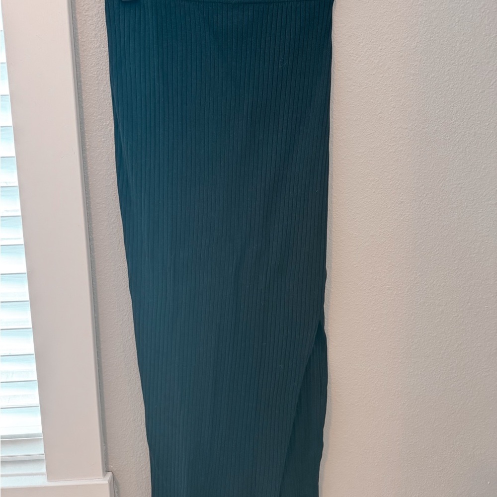 Tentree Black Ribbed Women's Midi Skirt with slit